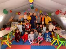 היועצים הרוחניים המתנדבים של המרכז לסיינטולוגיה ישראל עוזרים בטורקיה לקורבנות רעידת אדמה