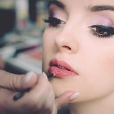 איך להבליט את השפתיים שלך באיפור ערב